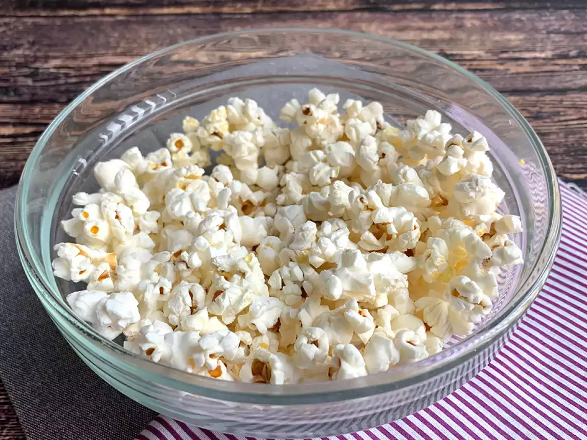 Cum se prepară popcornul la cuptorul cu microunde? (fără ulei) - poza 4