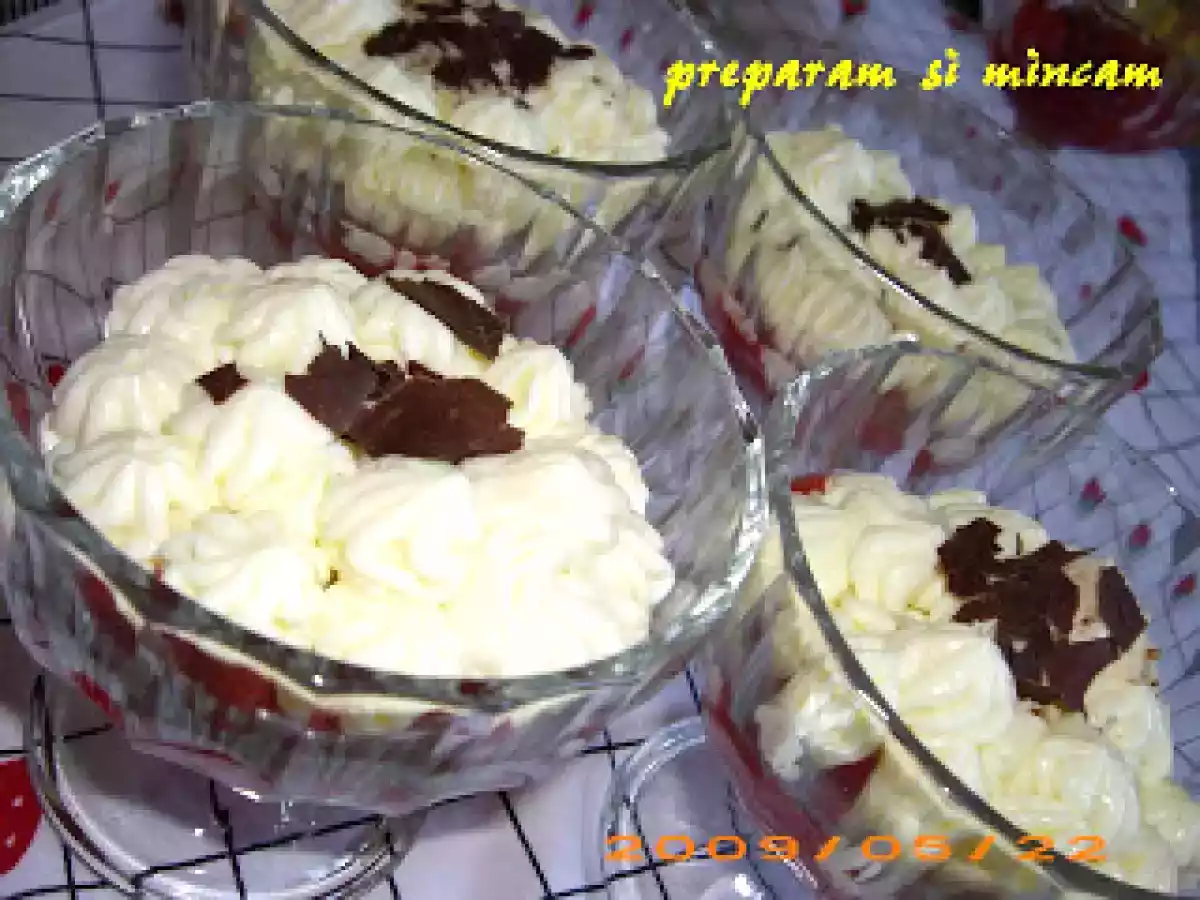 Cupe de capsuni cu mascarpone