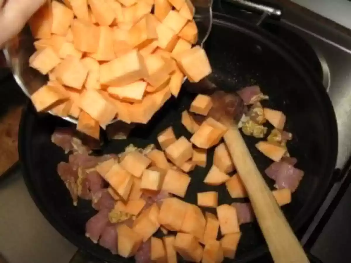 Curry de curcan cu cartofi dulci si lapte de cocos - poza 6