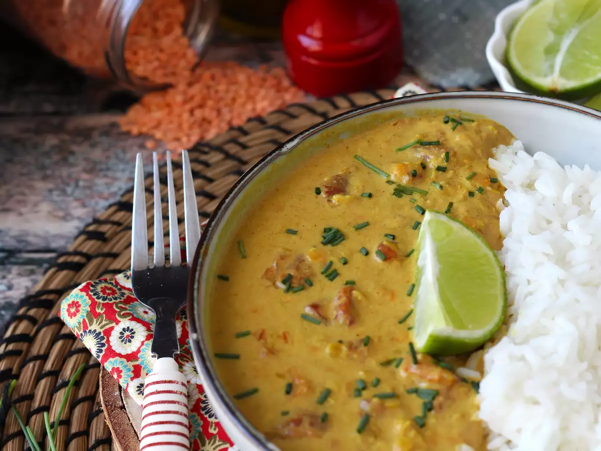 Curry de linte roșie cu lapte de cocos: o rețetă ușoară și cremoasă - poza 3