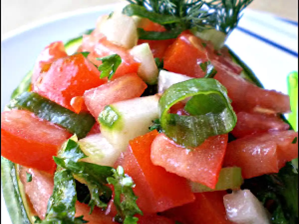 Decor salata de rosii si castraveti