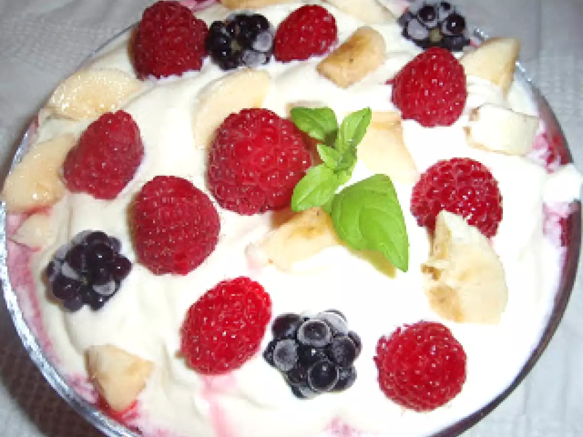 Delicii cu fructe : zmeura, capsuni, banane, mure