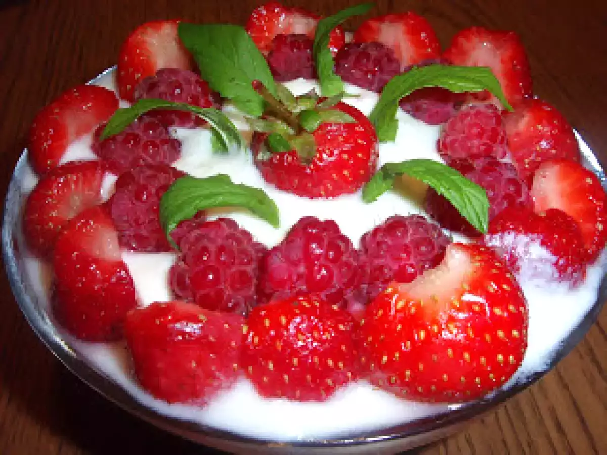 Delicii cu fructe : zmeura, capsuni, banane, mure - poza 2