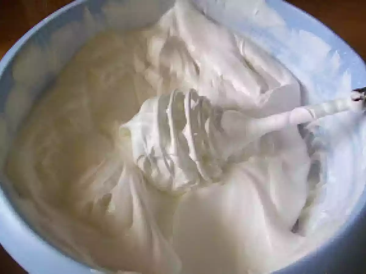 Delicii de mai-prajitura cu frisca si capsuni - poza 3