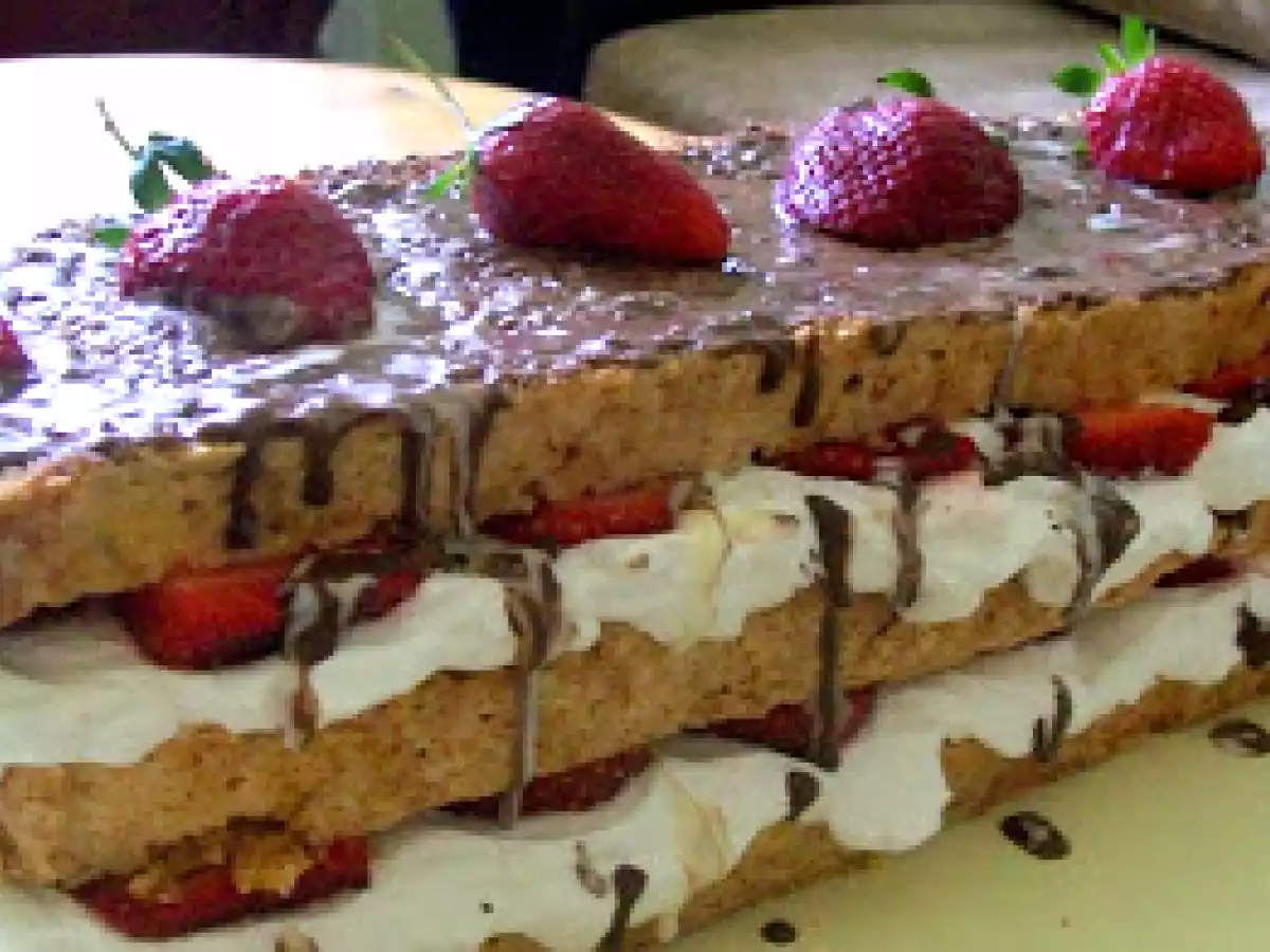 Delicii de mai-prajitura cu frisca si capsuni - poza 5