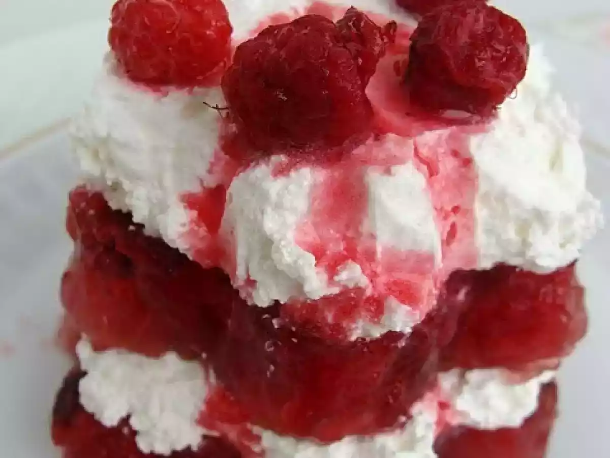 Desert cu jeleu de zmeura si frisca