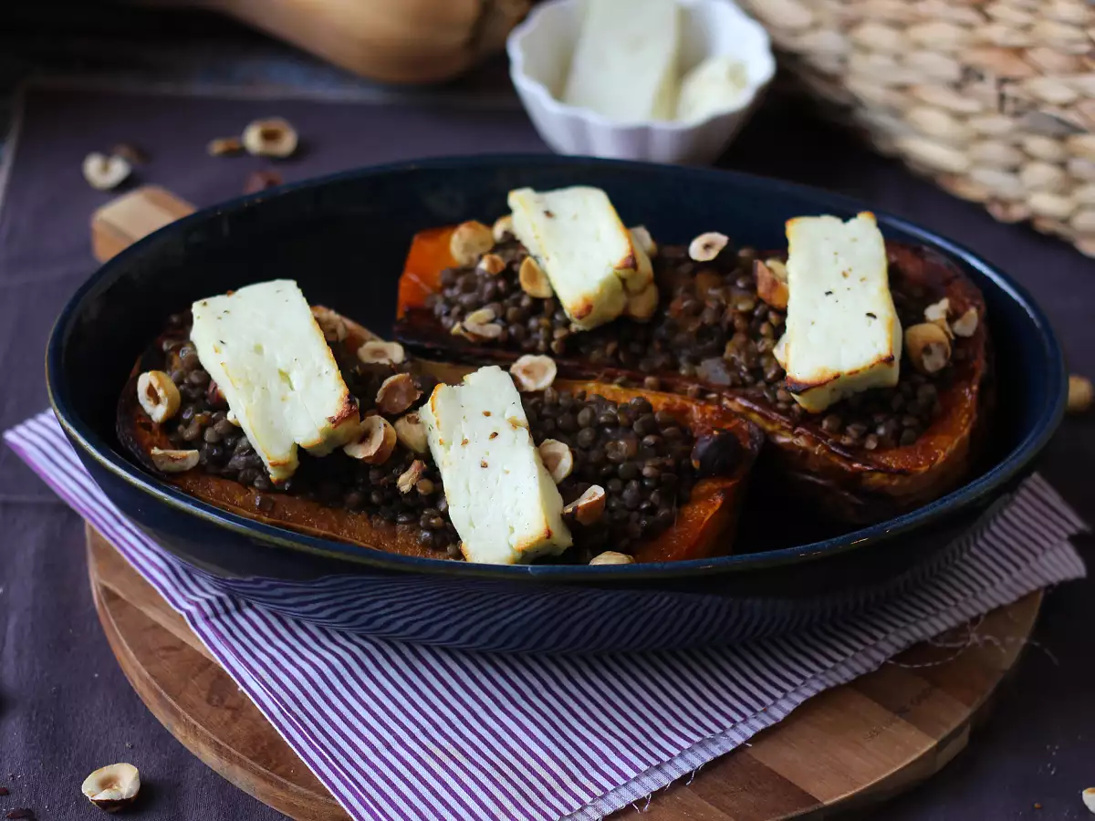 Dovleac butternut umplut cu linte și halloumi