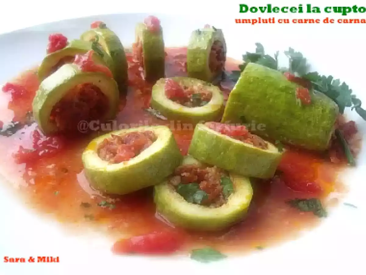 Dovlecei la cuptor umpluti cu carne de carnati