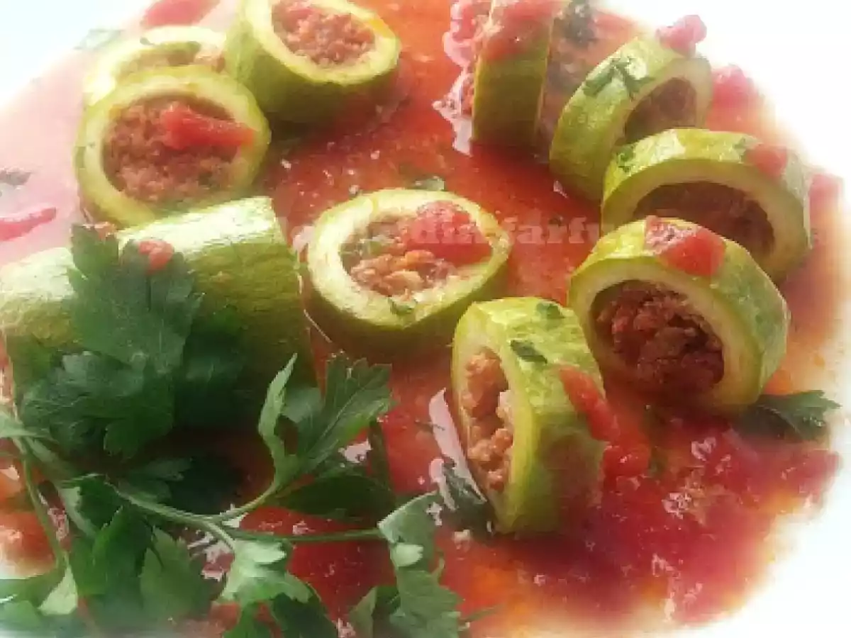 Dovlecei la cuptor umpluti cu carne de carnati - poza 2