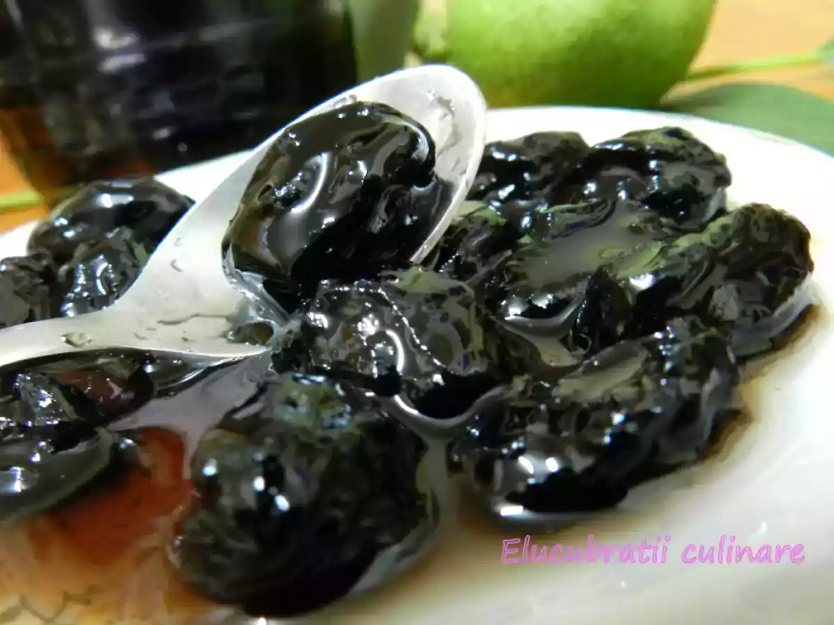 Dulceață de nuci verzi - varianta neagră