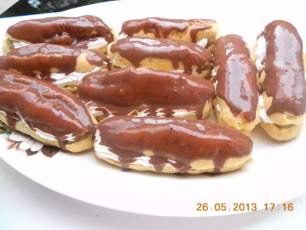 Eclere cu crema de nes, frisca si glazura de ciocolata