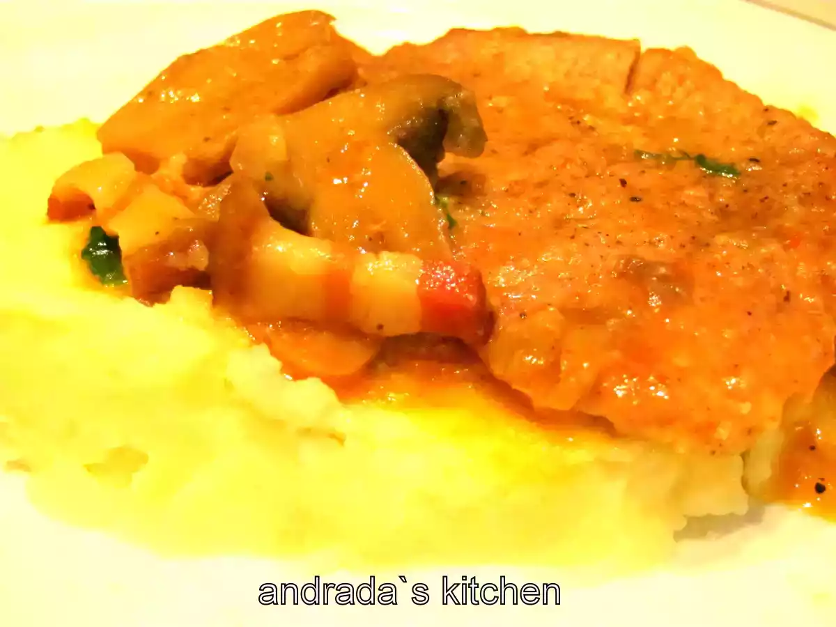 Escalop de porc cu ciuperci si ceapa