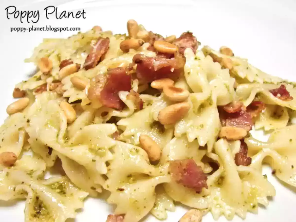 Farfalle cu bacon, pesto si seminte de pin