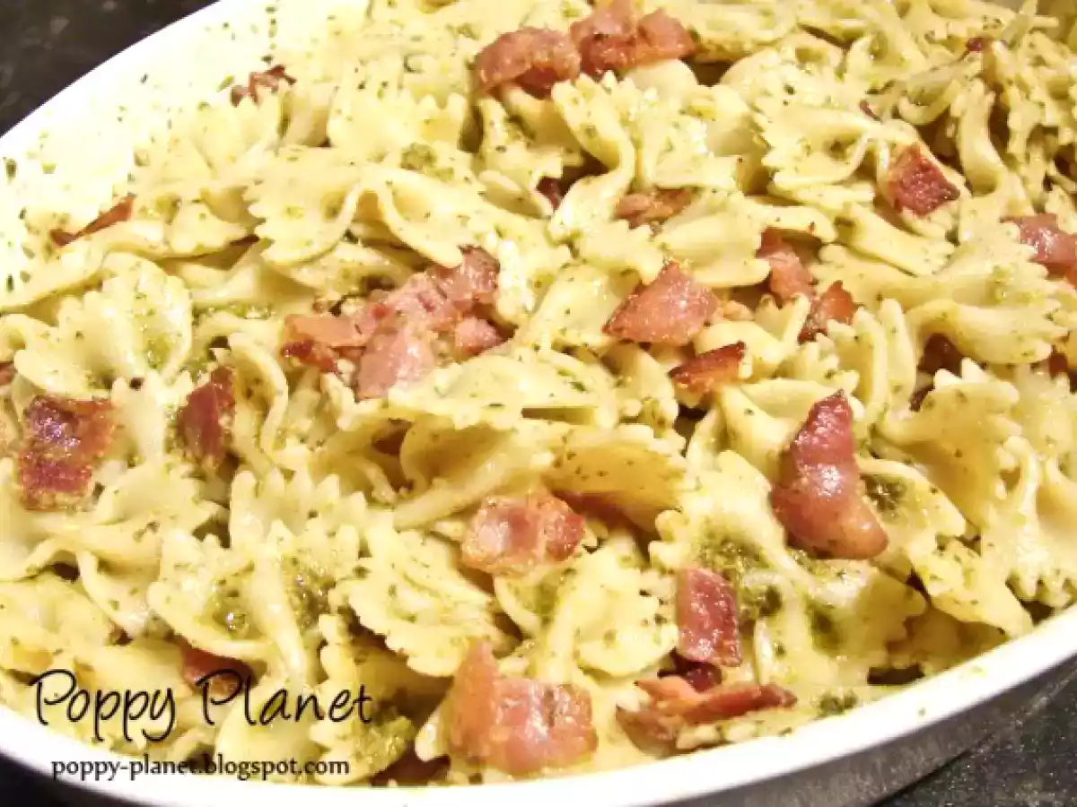 Farfalle cu bacon, pesto si seminte de pin - poza 2