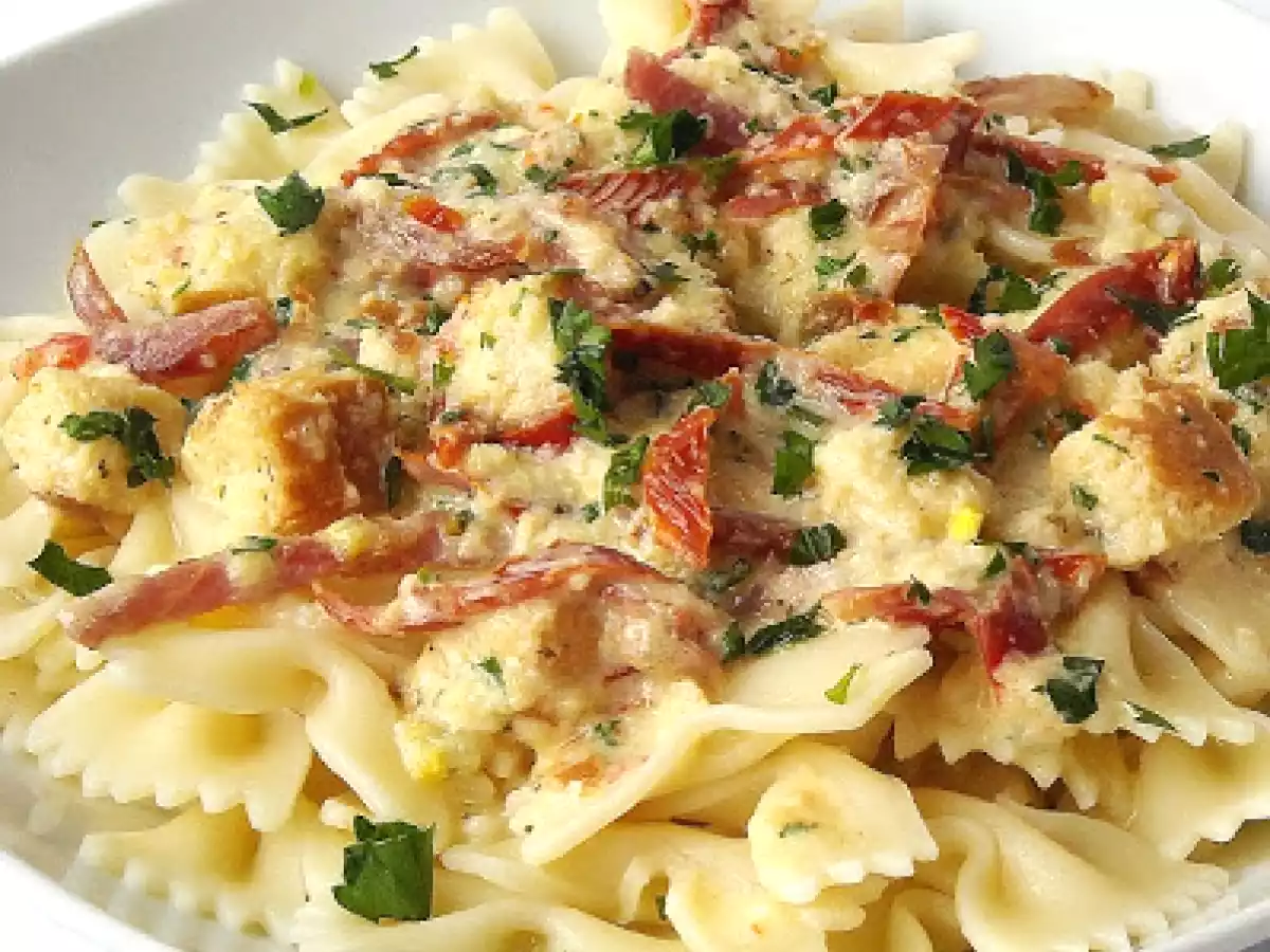 Farfalle cu sos de rosii uscate si prosciutto