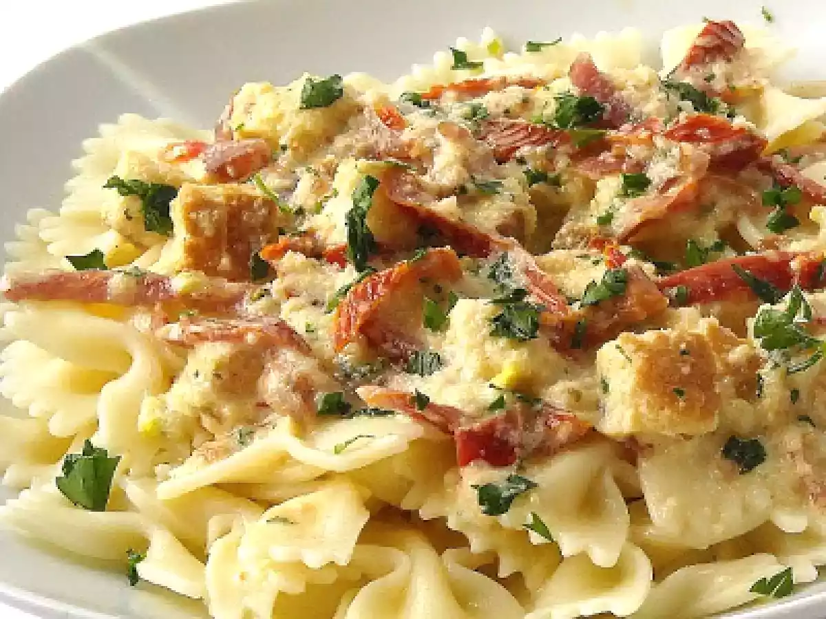 Farfalle cu sos de rosii uscate si prosciutto - poza 3