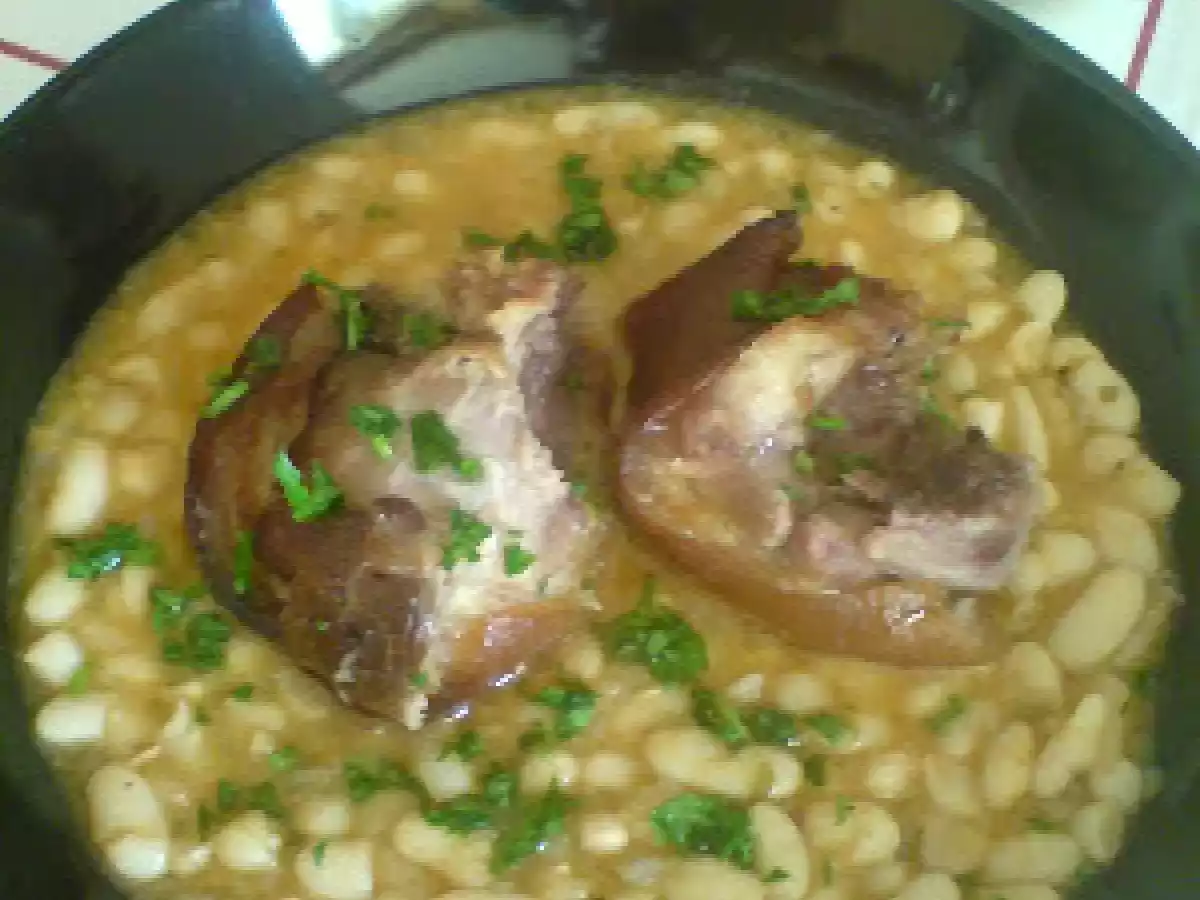 Fasole boabe cu ciolan de porc