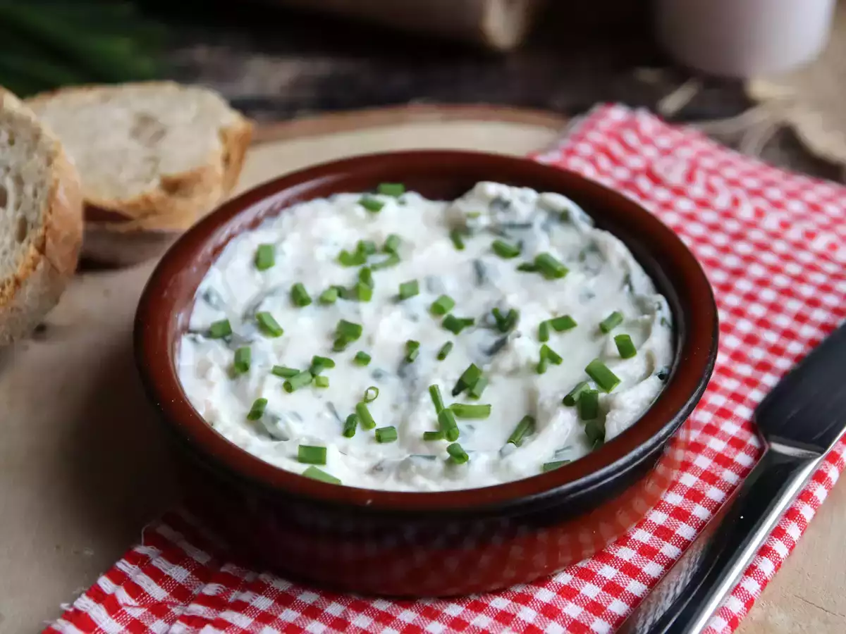 Faux-mage cu usturoi proaspăt și ierburi (brânză vegană făcută din soia!) - poza 2