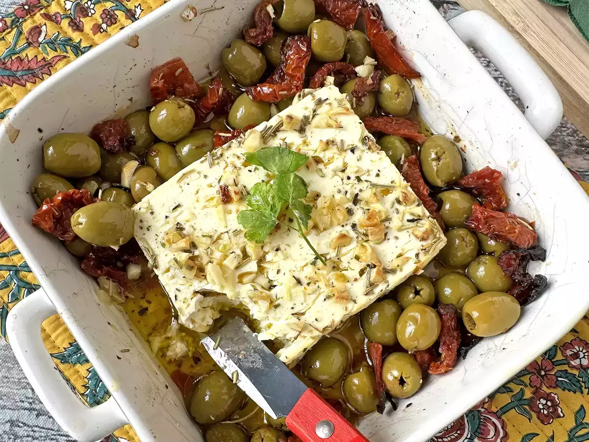 Feta la cuptor cu roșii uscate și măsline, în stil mediteranean - poza 3
