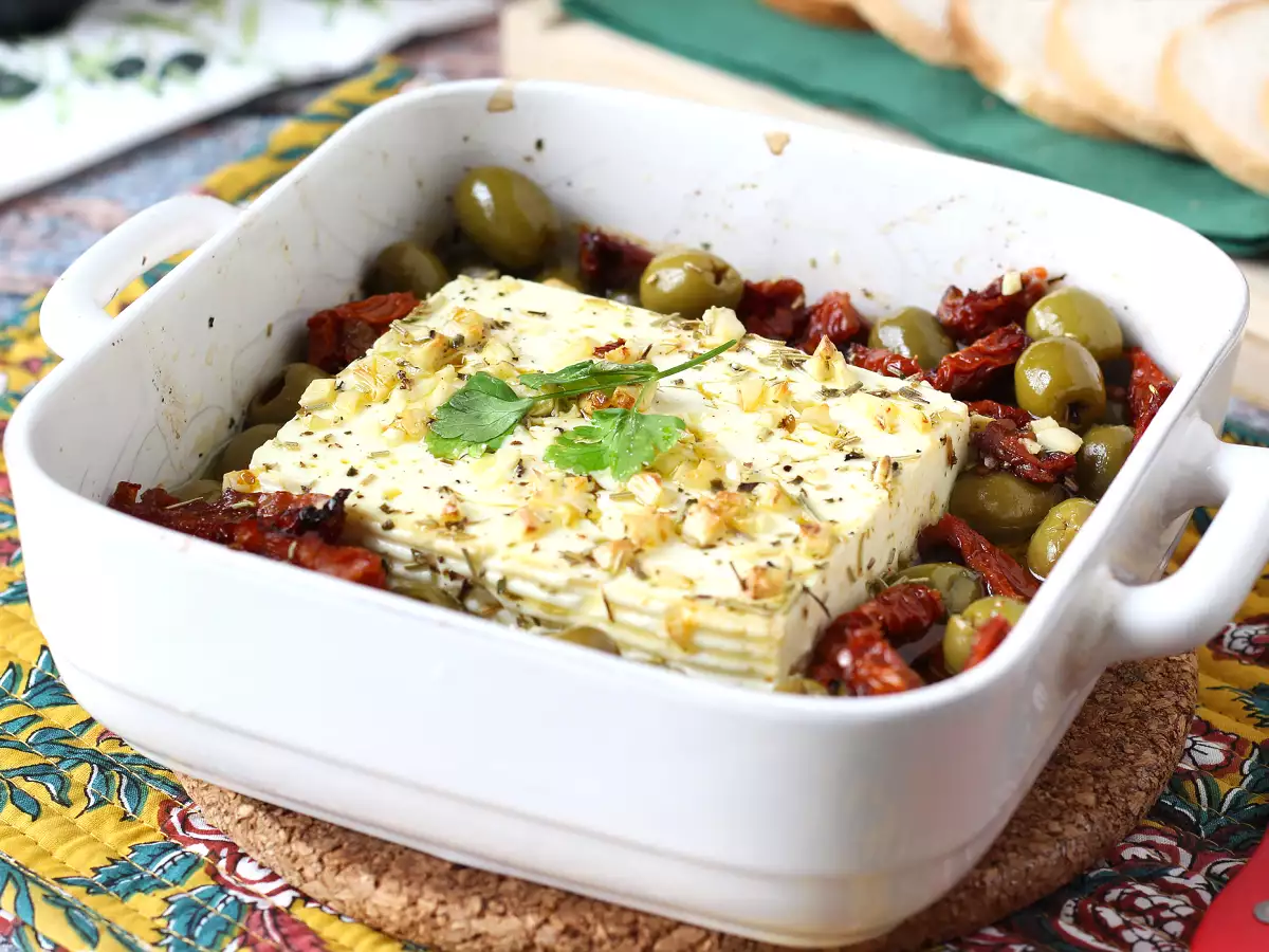 Feta la cuptor cu roșii uscate și măsline, în stil mediteranean - poza 4
