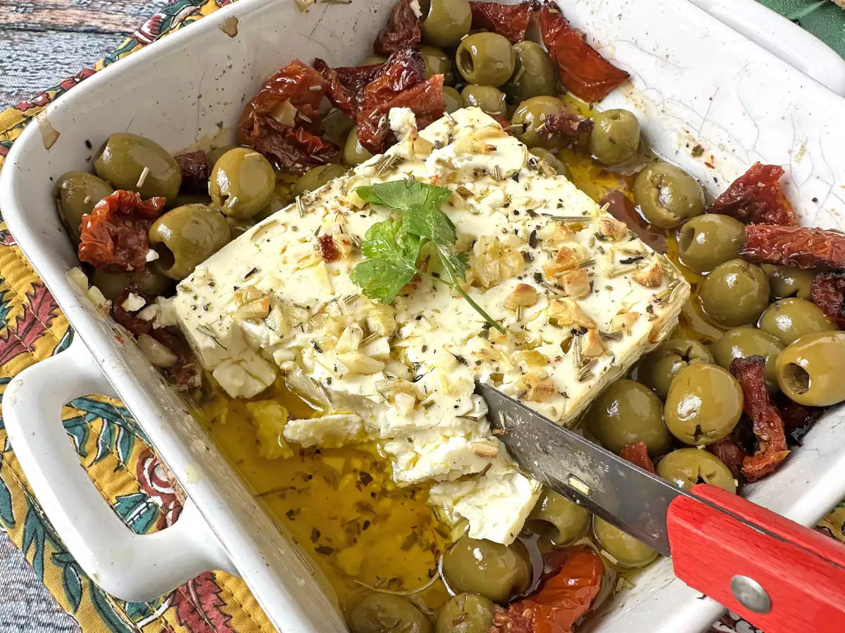 Feta la cuptor cu roșii uscate și măsline, în stil mediteranean - poza 5