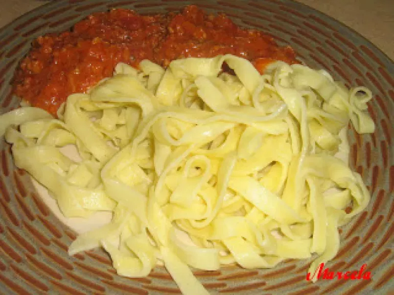 Fettucine cu sos de tomate si carne tocata