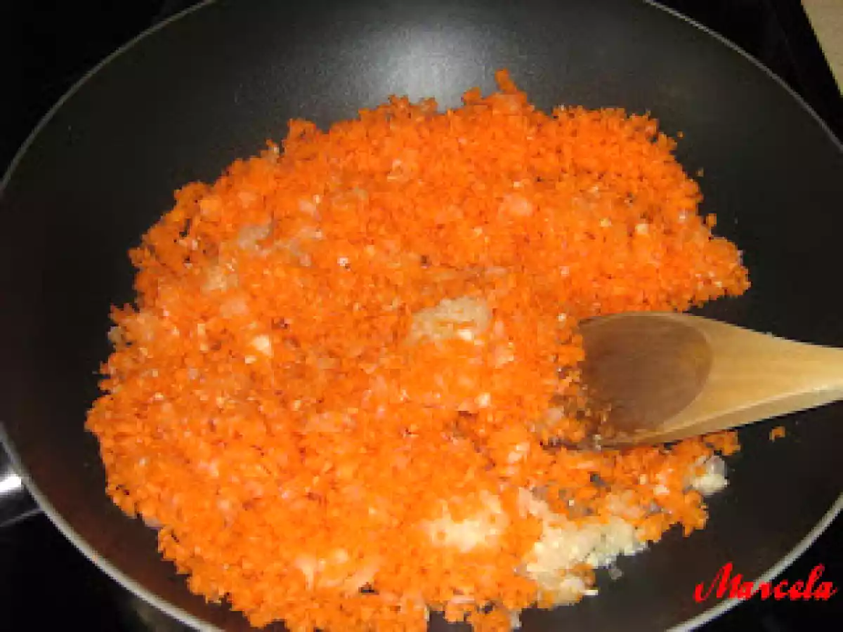 Fettucine cu sos de tomate si carne tocata - poza 2