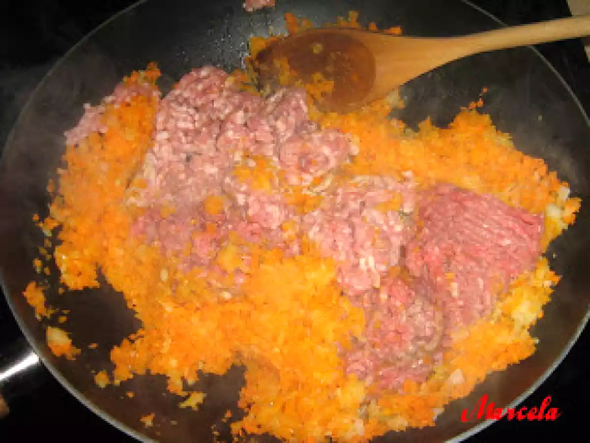 Fettucine cu sos de tomate si carne tocata - poza 3