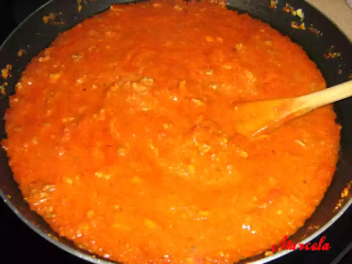 Fettucine cu sos de tomate si carne tocata - poza 4