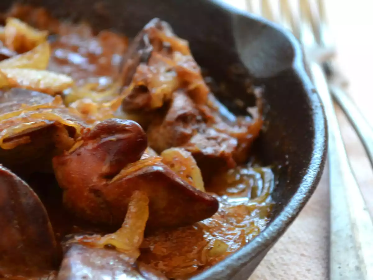 Ficat de pui cu ceapa in tigaie la cuptor