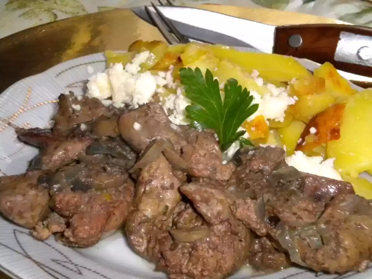 Ficat prajit cu sos de ceapa si ciuperci