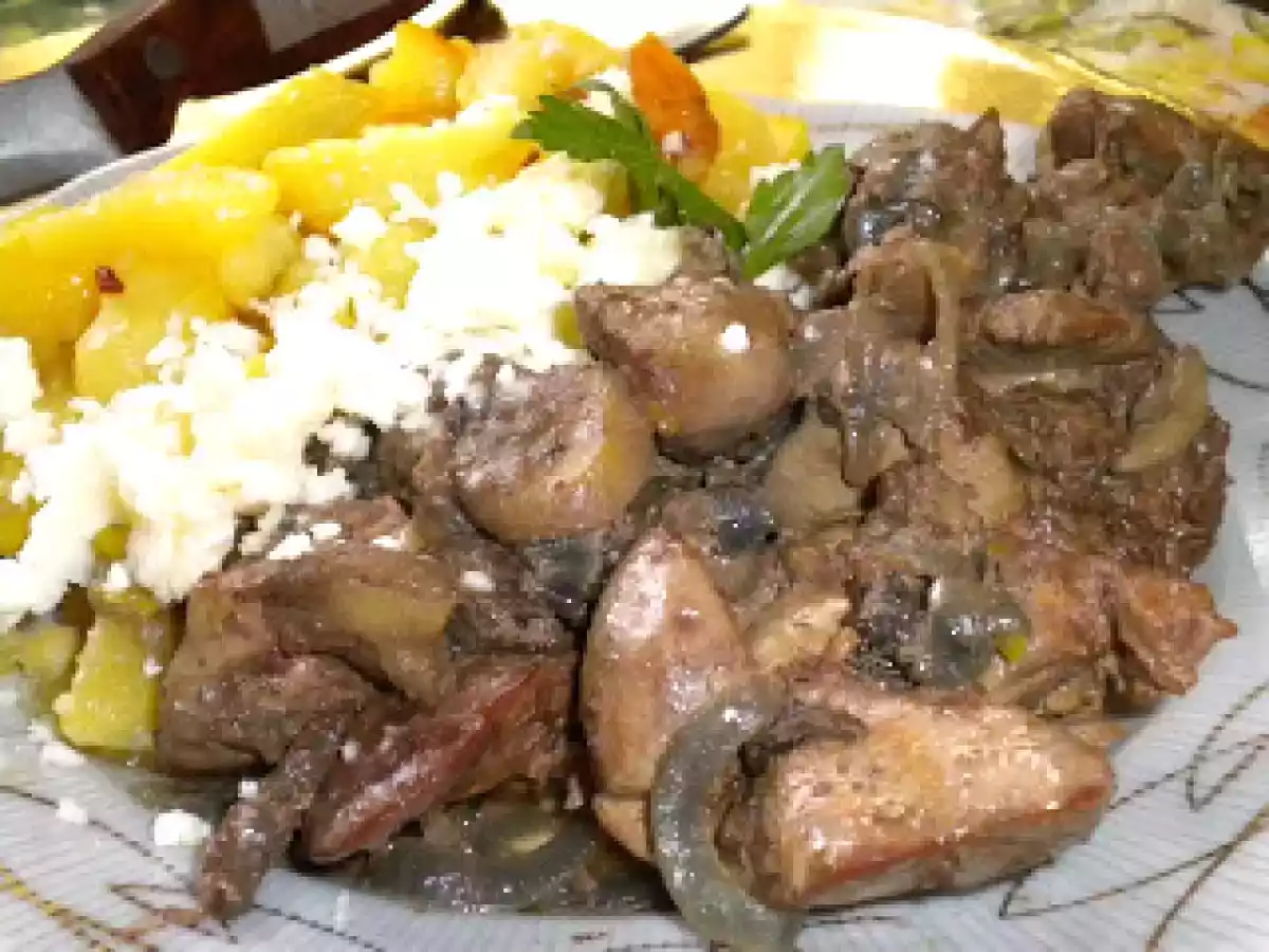 Ficat prajit cu sos de ceapa si ciuperci