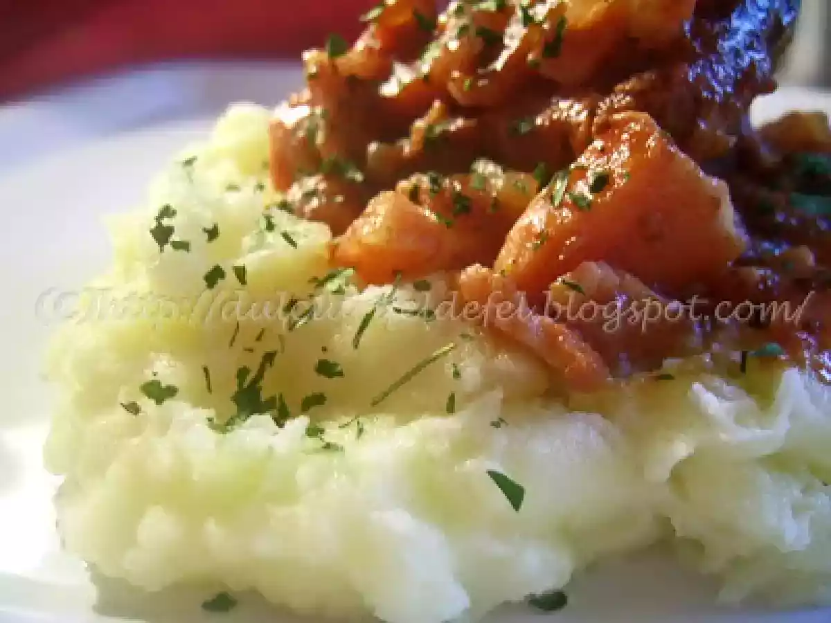 Ficatei de pui cu sos de rosii si bacon