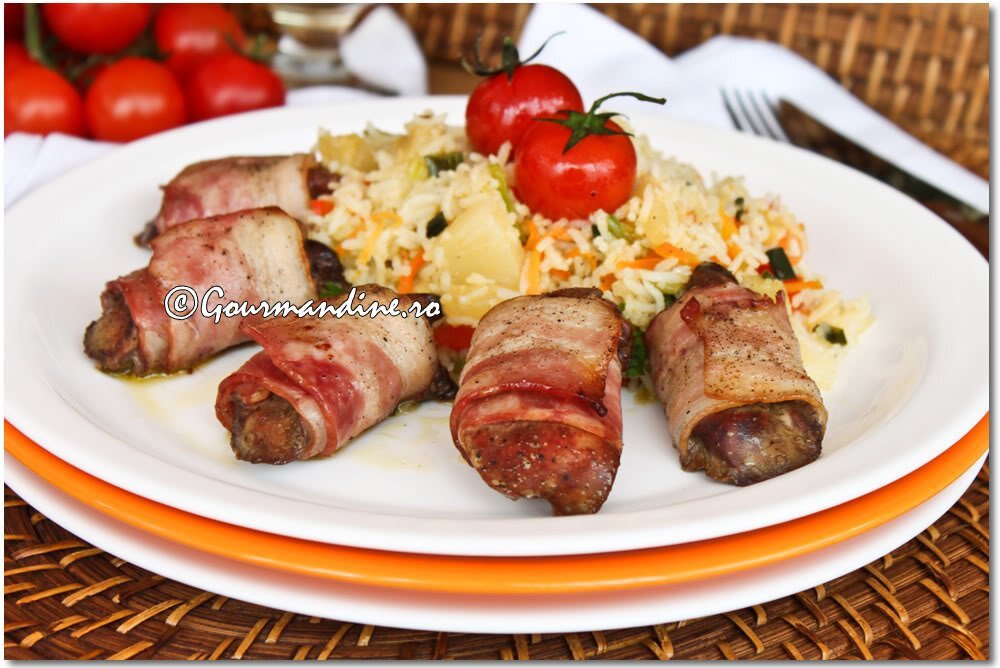 Ficatei de pui inveliti in bacon cu garnitura de orez cu ananas, legume