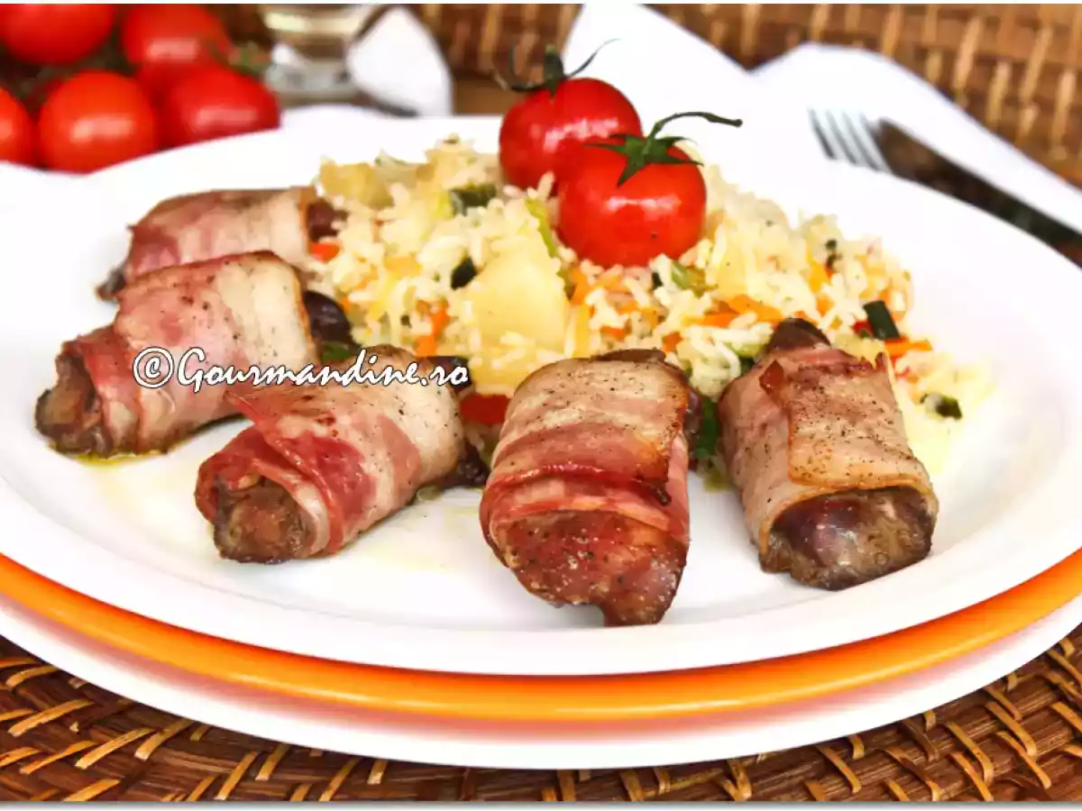 Ficatei de pui inveliti in bacon cu garnitura de orez cu ananas, legume si curry