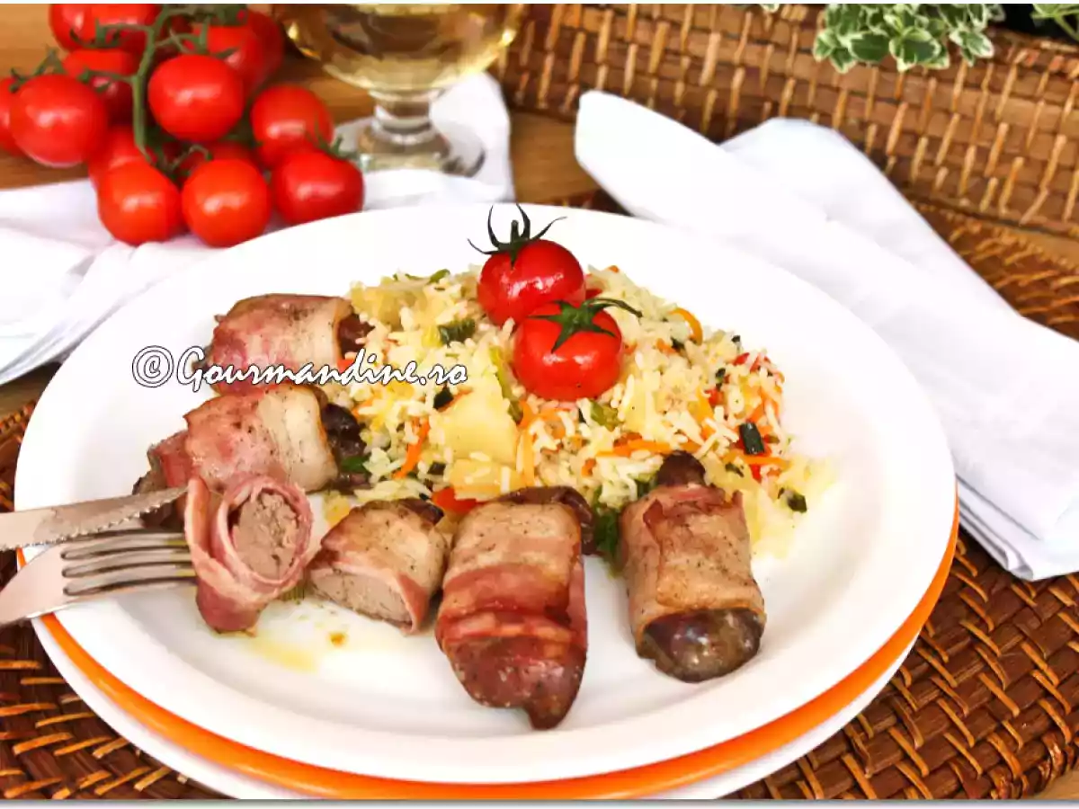 Ficatei de pui inveliti in bacon cu garnitura de orez cu ananas, legume si curry - poza 2