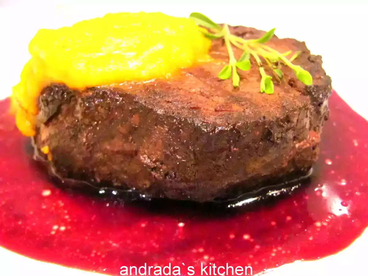 File de vitel in crusta de cafea cu sos de vin