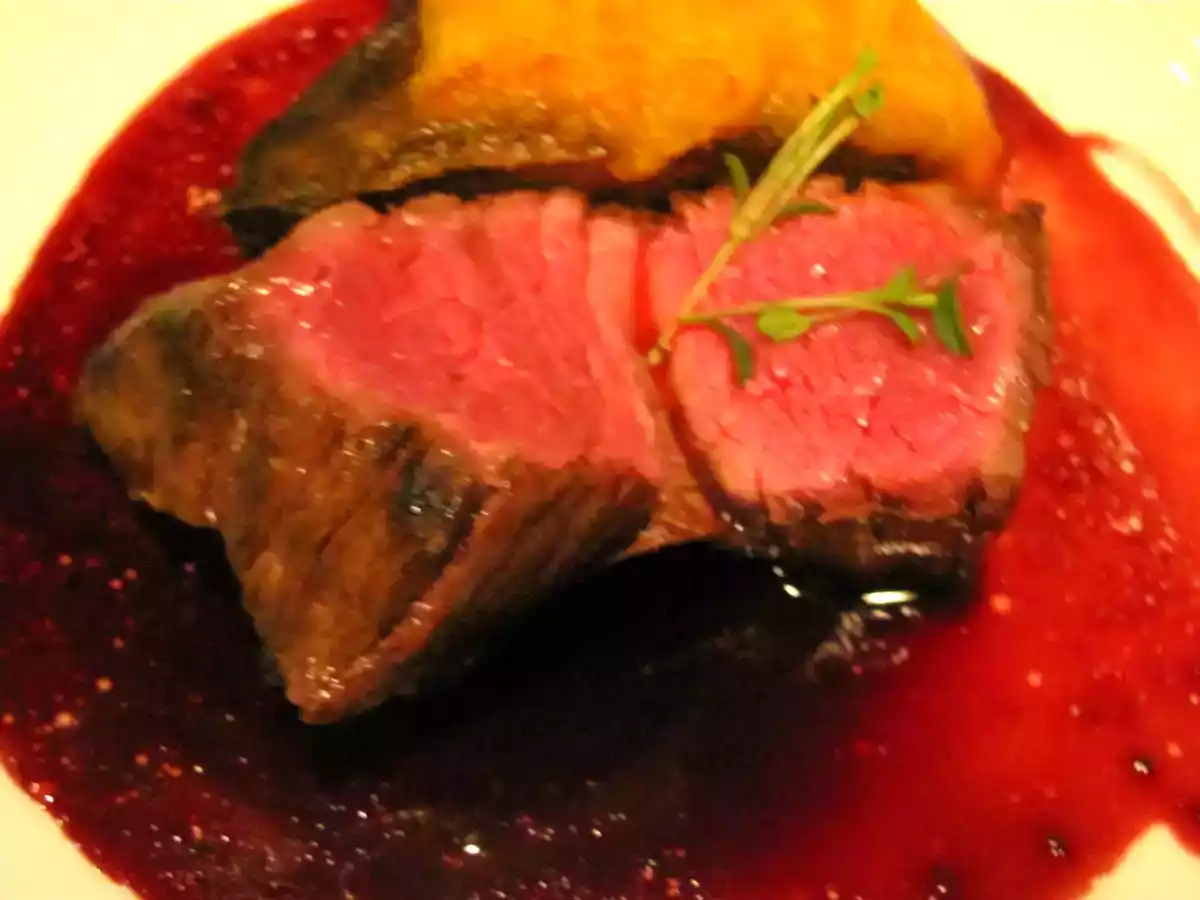 File de vitel in crusta de cafea cu sos de vin - poza 2