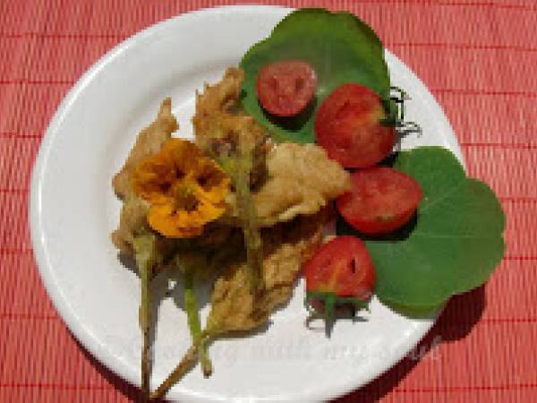 Flori de dovlecel umplute cu mozzarella si ansoa (Stuffed Zucchini Blossoms)