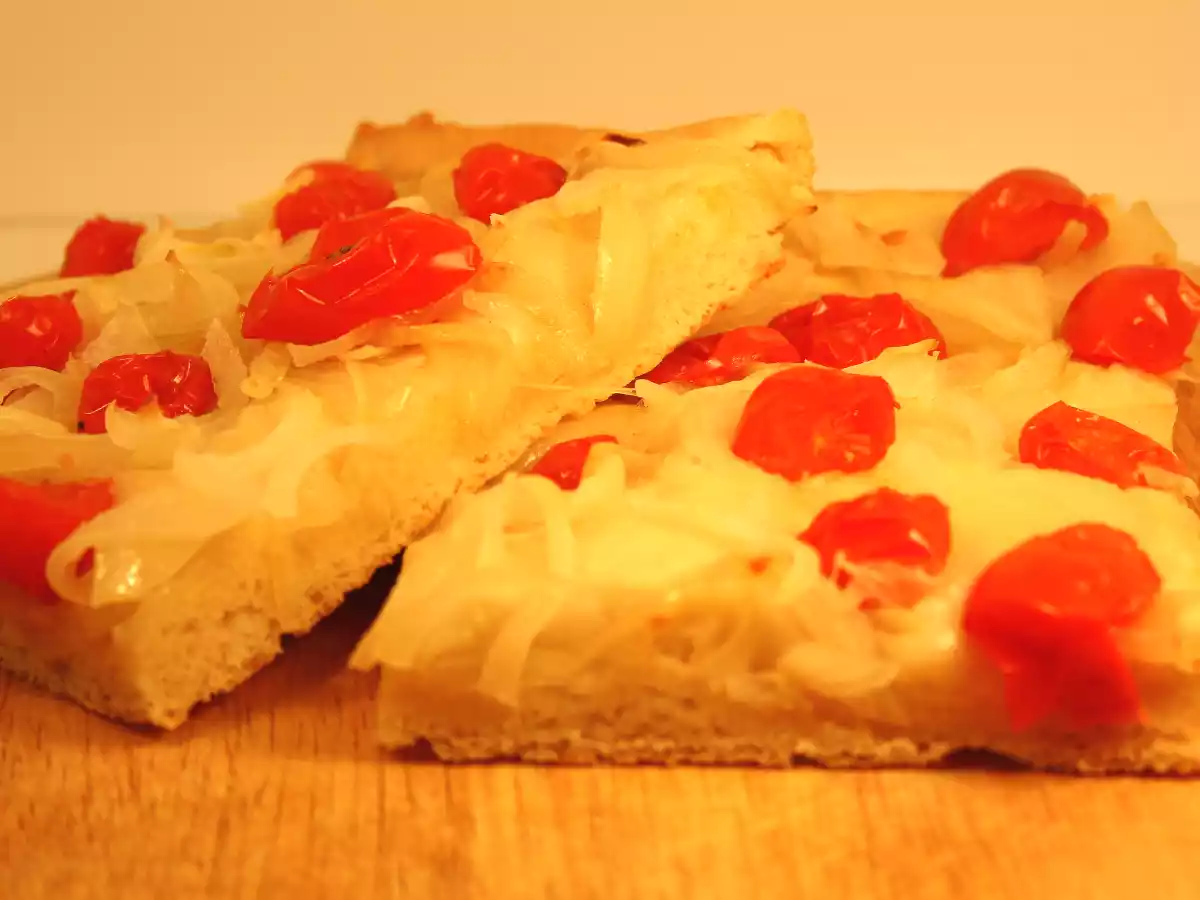 Focaccia cu ceapa si rosii