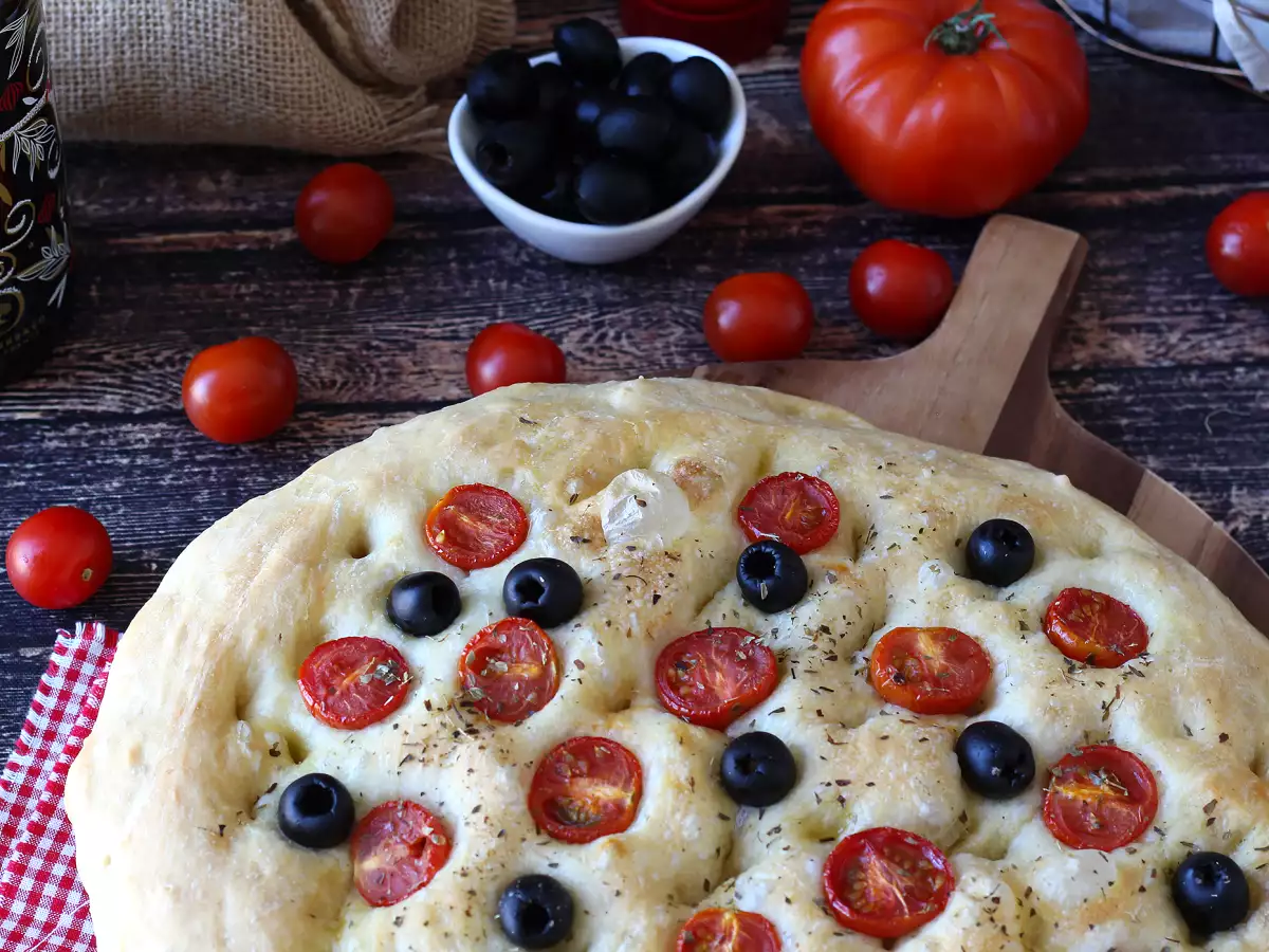Focaccia groasă și pufoasă cu roșii cherry, măsline și oregano - poza 3