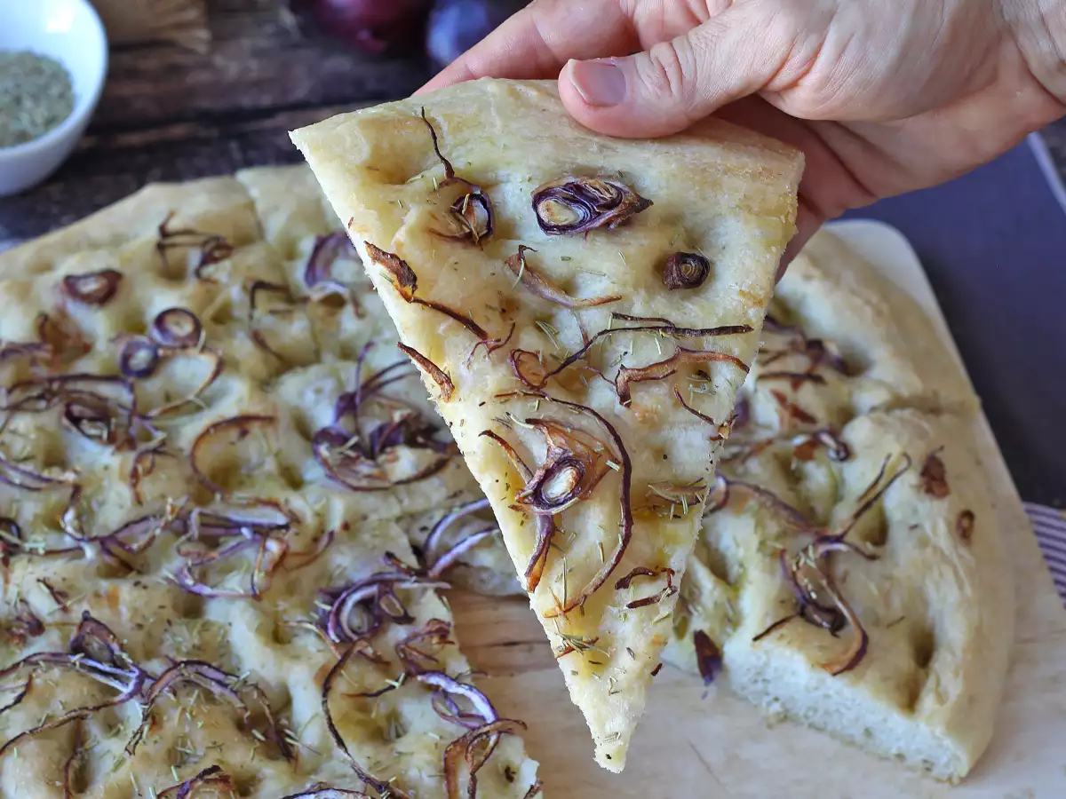 Focaccia rustică cu ceapă și rozmarin