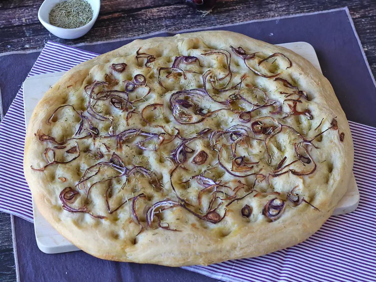 Focaccia rustică cu ceapă și rozmarin - poza 2