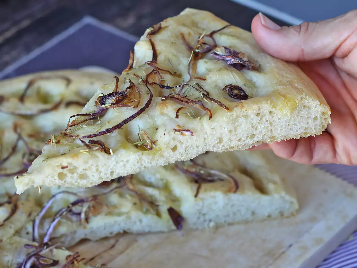 Focaccia rustică cu ceapă și rozmarin - poza 3