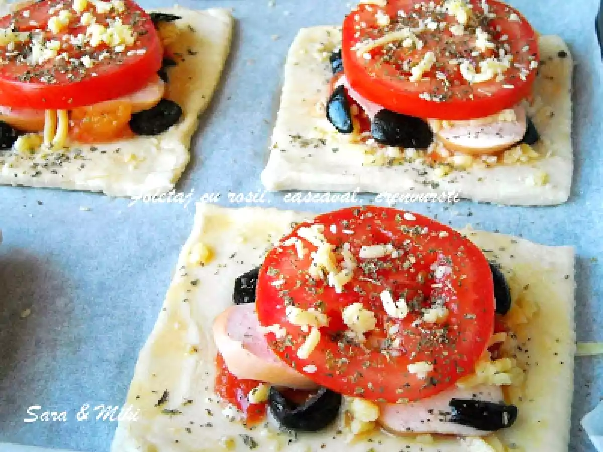 Foietaj cu rosii, cremvursti, cascaval - poza 2