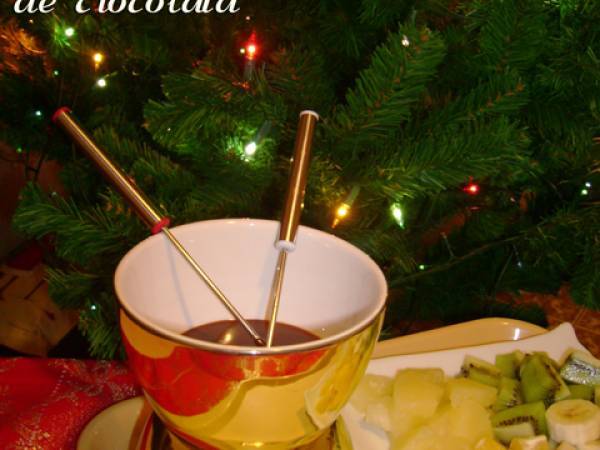 Fondue de ciocolata, cu fructe de sezon