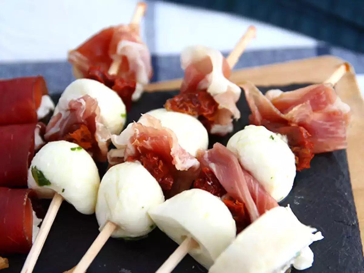 Frigărui aperitiv cu mozzarella, prosciutto și roșii uscate - poza 2