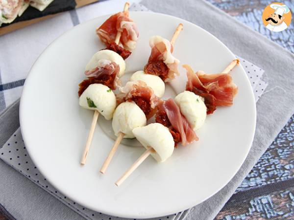 Frigarui apertiv cu mozzarella, prosciutto si rosii uscate