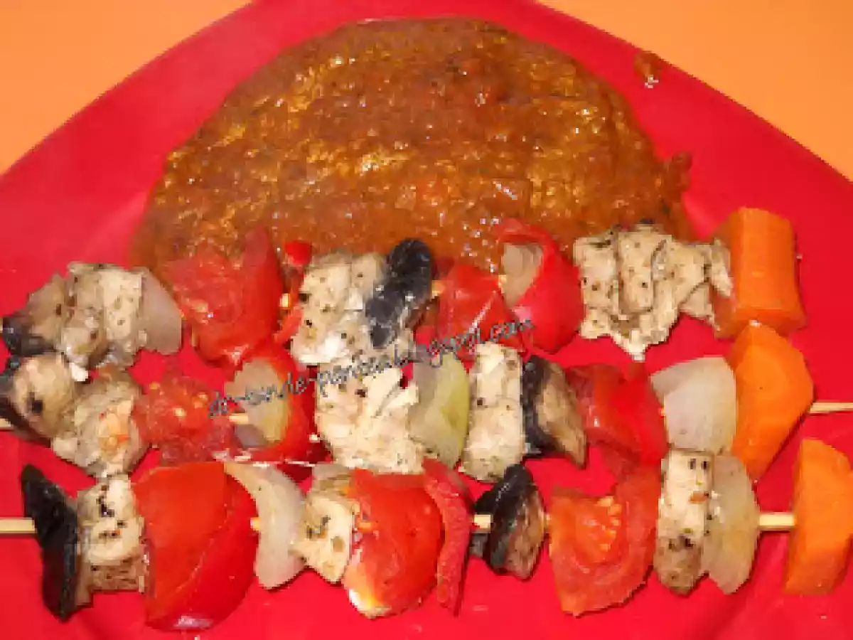 Frigarui de pui gatit la steamer cu sos de legume