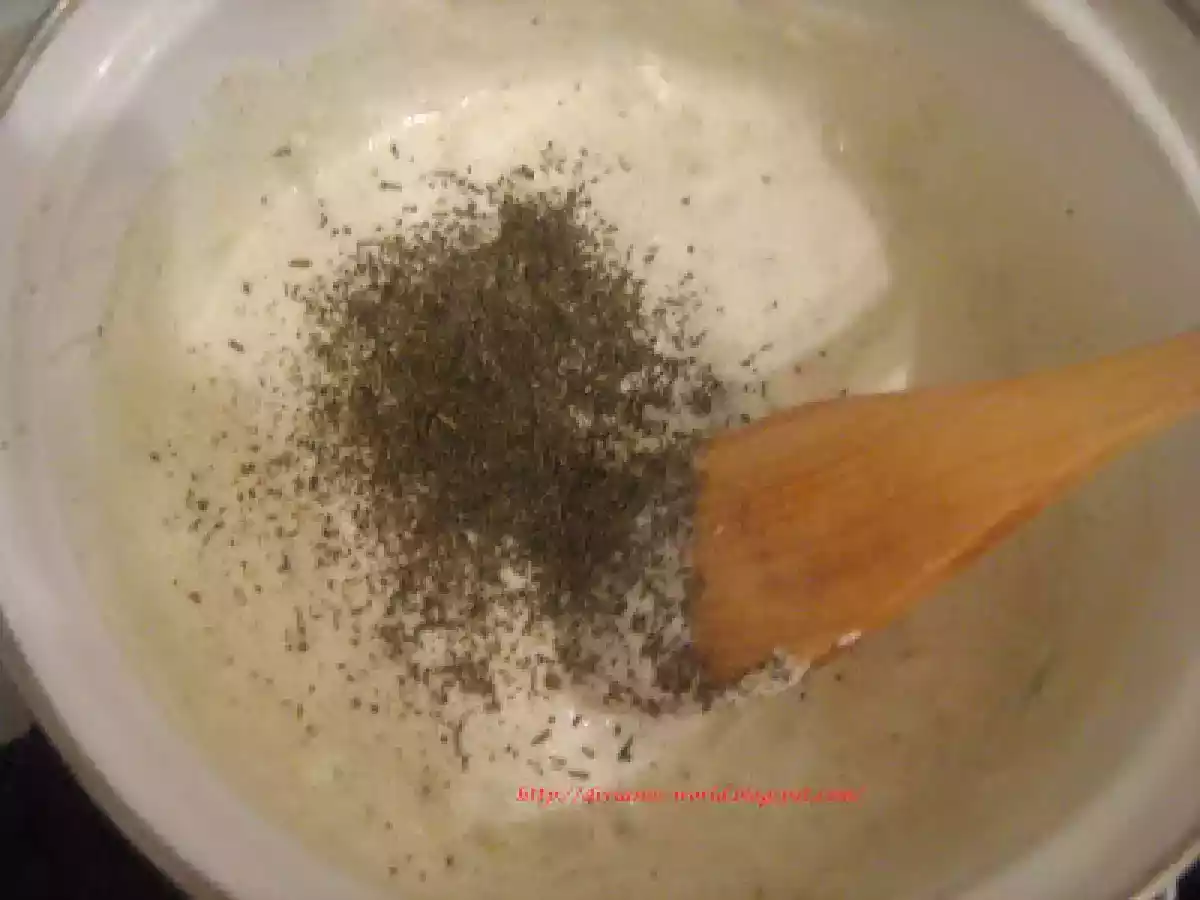 FRIPTURA DE CURCAN CU GARNITURA DE CARTOFI SI SOS DE SMANTANA - poza 7